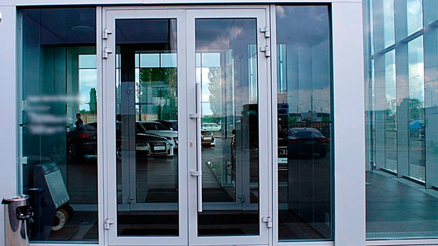Двери со стеклом в Казани